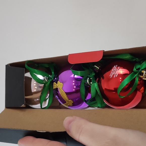 FRIENDS TV Show Christmas Tree Set of 4 Ball Ornaments Shatterproof - Picture 7 of 8